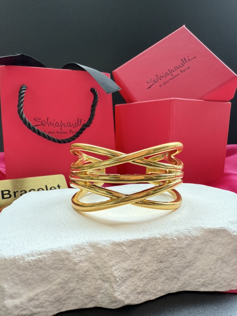 Золотистый браслет Schiaparelli