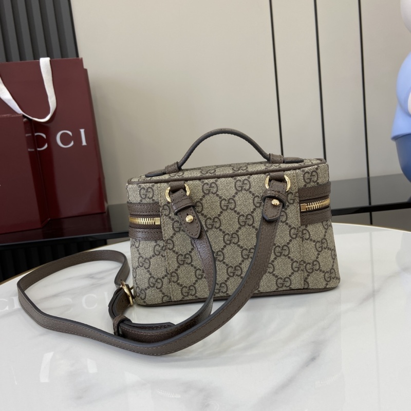 Сумка Gucci с монограммой и ремешком