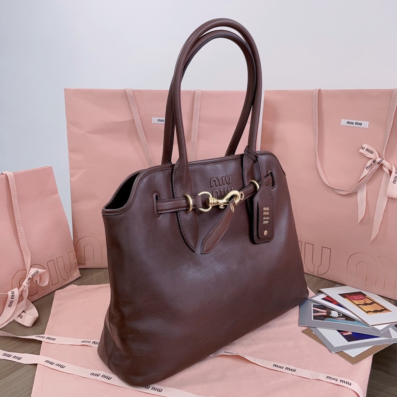 Сумка Miu Miu из мягкой кожи с золотистой фурнитурой