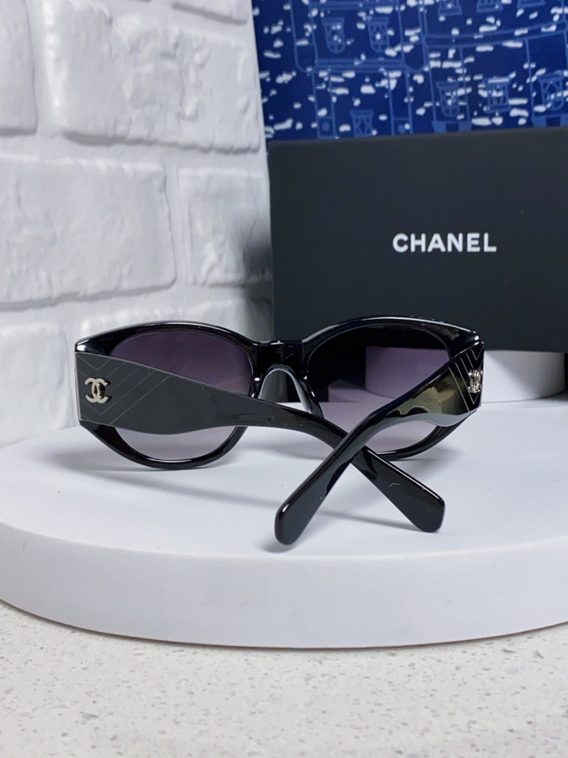 Черные солнцезащитные очки Chanel в массивной оправе
