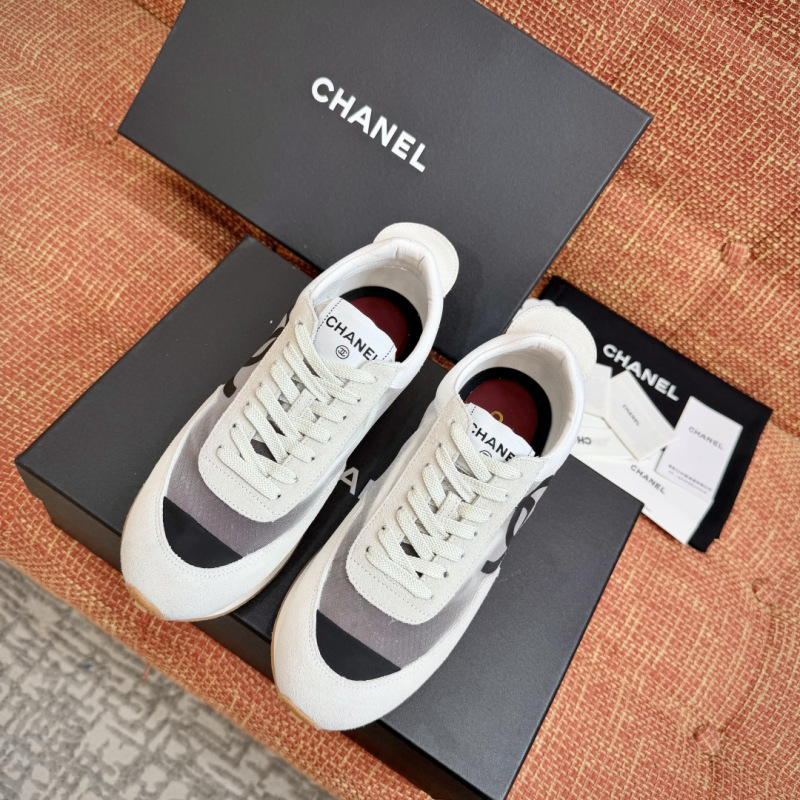 Женские кроссовки белые с декором Chanel