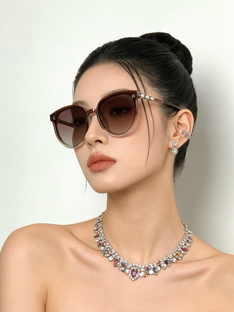 Женские солнцезащитные очки Chanel с жемчужным декором