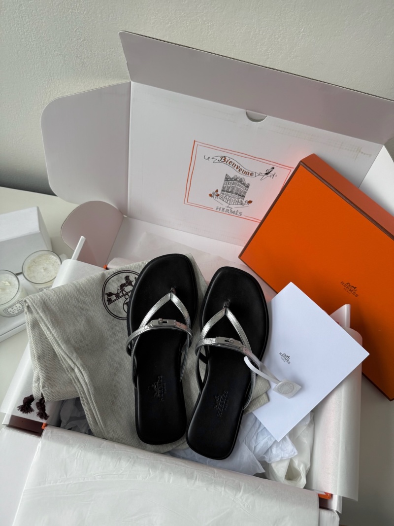 Женские шлепанцы из натуральной кожи с металлическими элементами Hermès