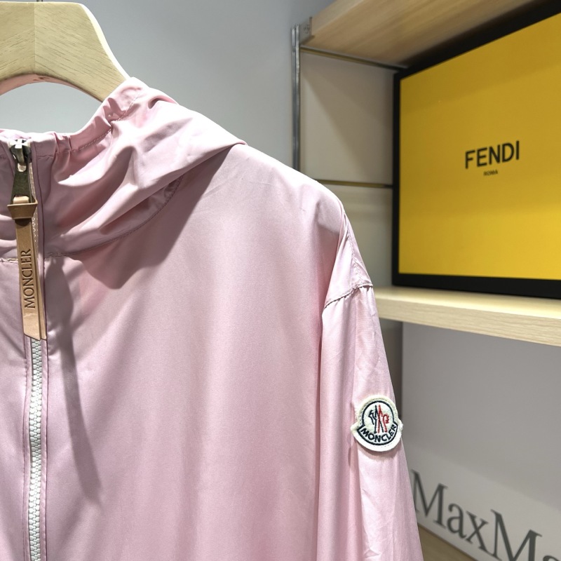 Монклер женская легкая куртка с капюшоном розового цвета Moncler