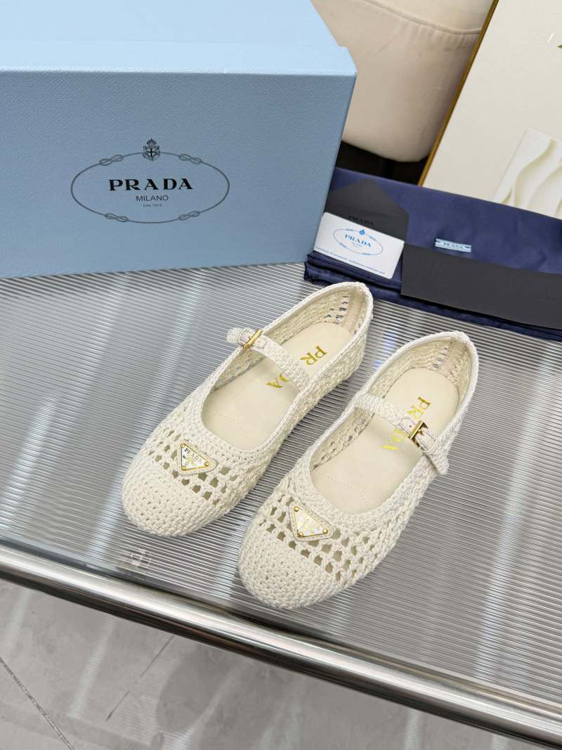Женские вязаные слипоны с металлической застежкой Prada