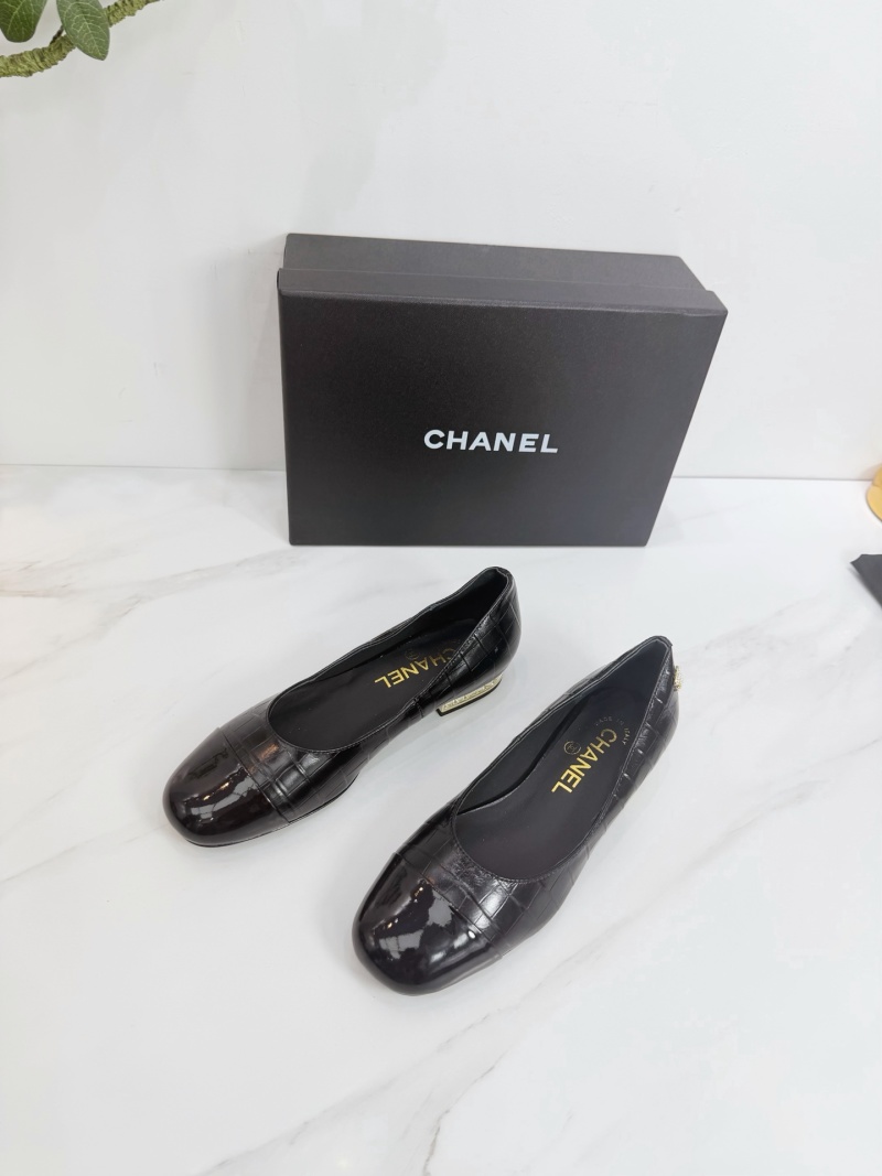 Чёрные женские туфли с крокодиловым тиснением и золотыми каблуками Chanel