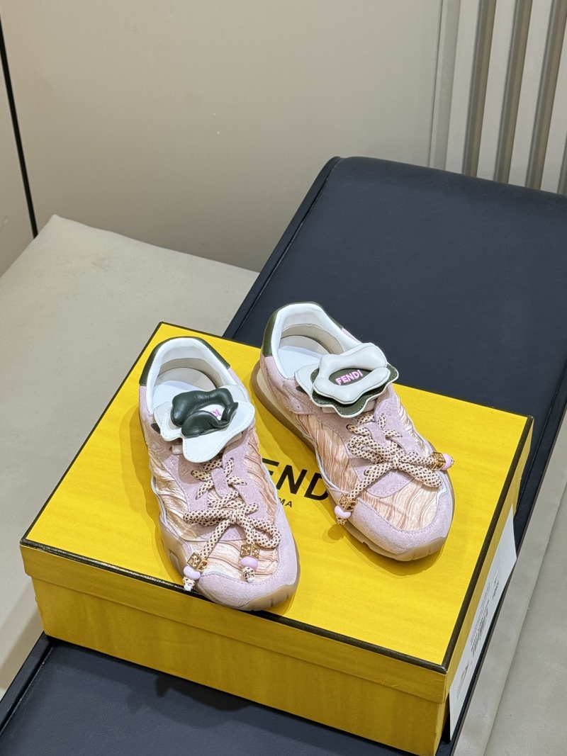 Розовые кроссовки FENDI с цветочным декором