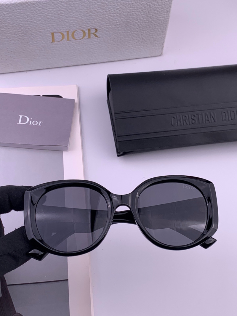 Женские солнцезащитные очки черные с квадратным силуэтом Dior