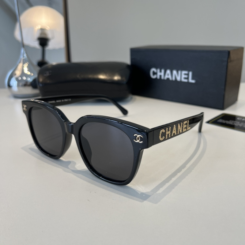 Чёрные солнцезащитные очки CHANEL с золотыми деталями и широкими дужками