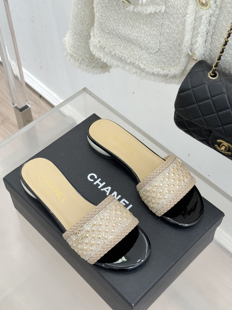 Женские мюли с жемчужным декором и стразами на каблуке Chanel