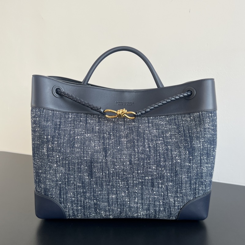 Сумка Bottega Veneta Andiamo из джинсовой ткани