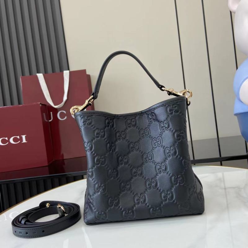 Черная кожаная сумка Gucci с тиснением