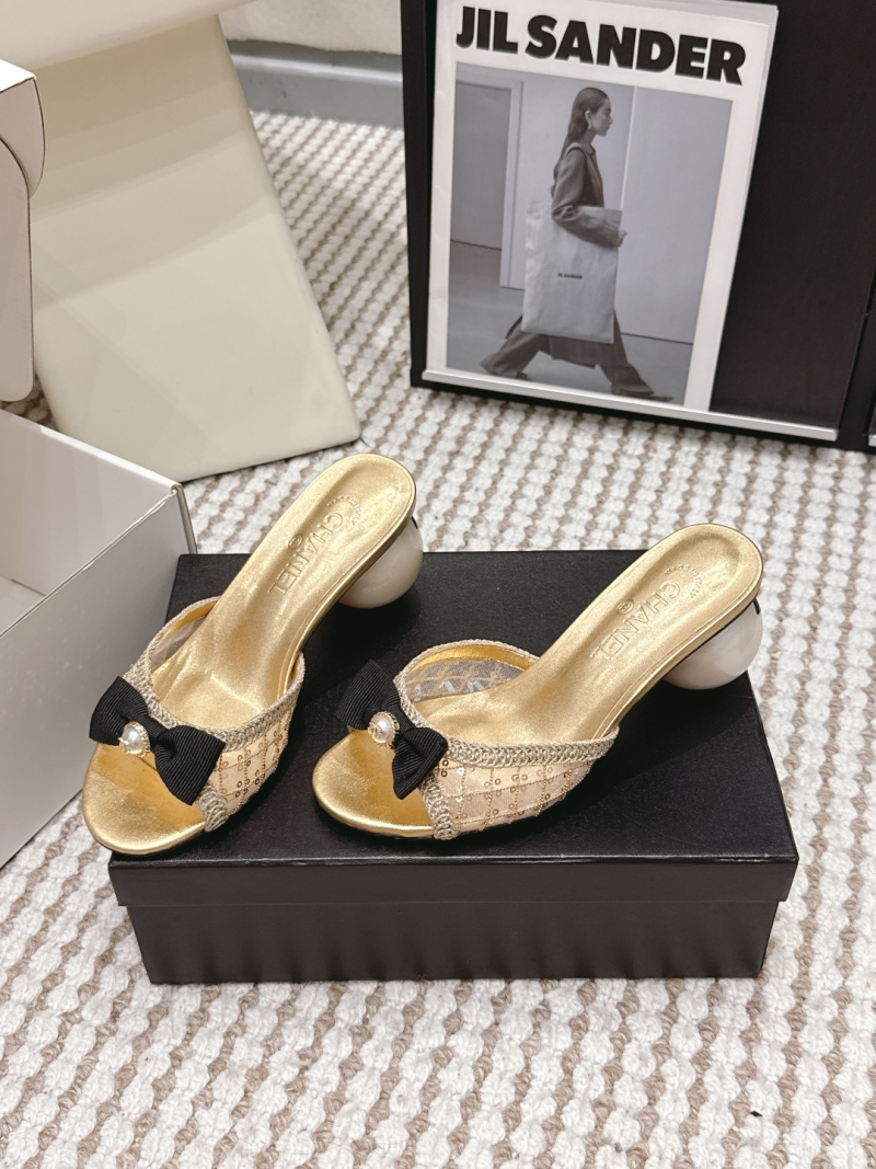 Женские сабо с декором в виде бабочки и жемчужиной Chanel