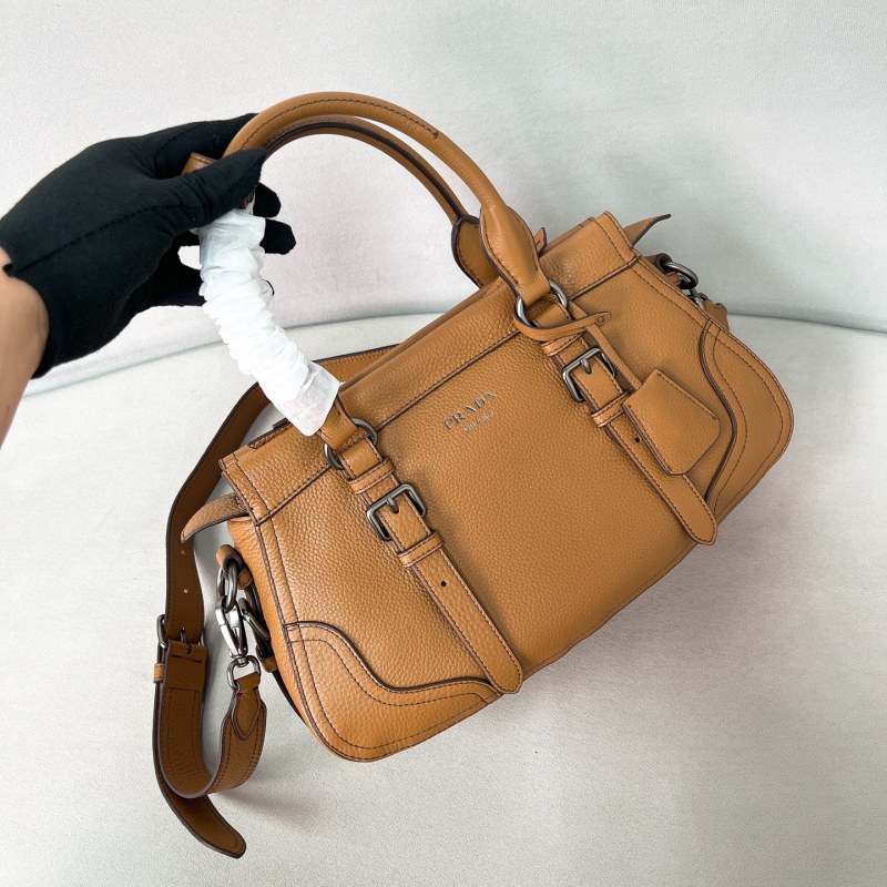 Кожаная сумка Prada
