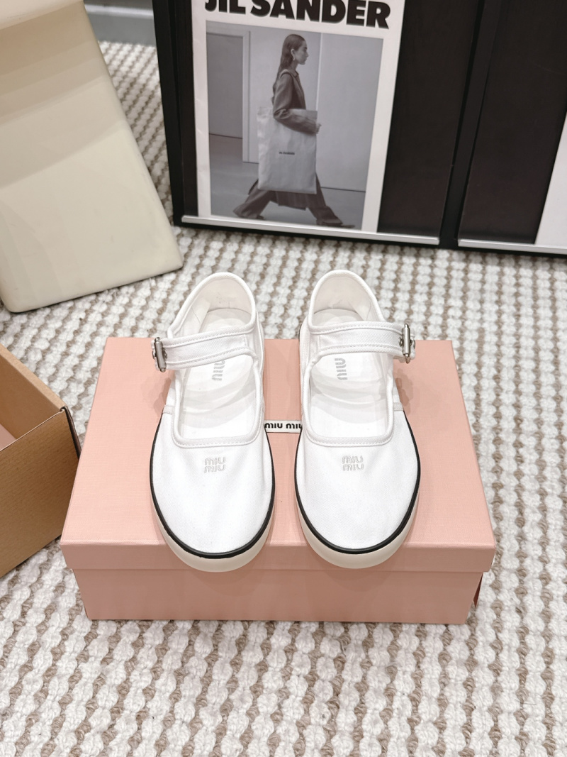 Белые женские туфли с ремешком Miu Miu