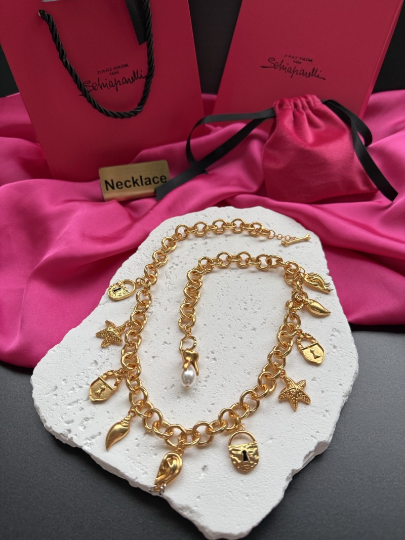Золотистое колье с подвесками Schiaparelli