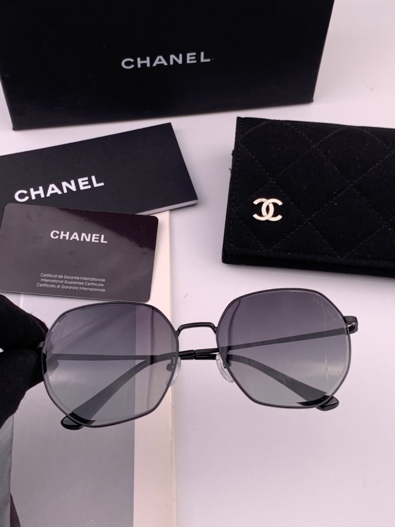 Женские солнцезащитные очки крупные с тонкой металлической оправой Chanel