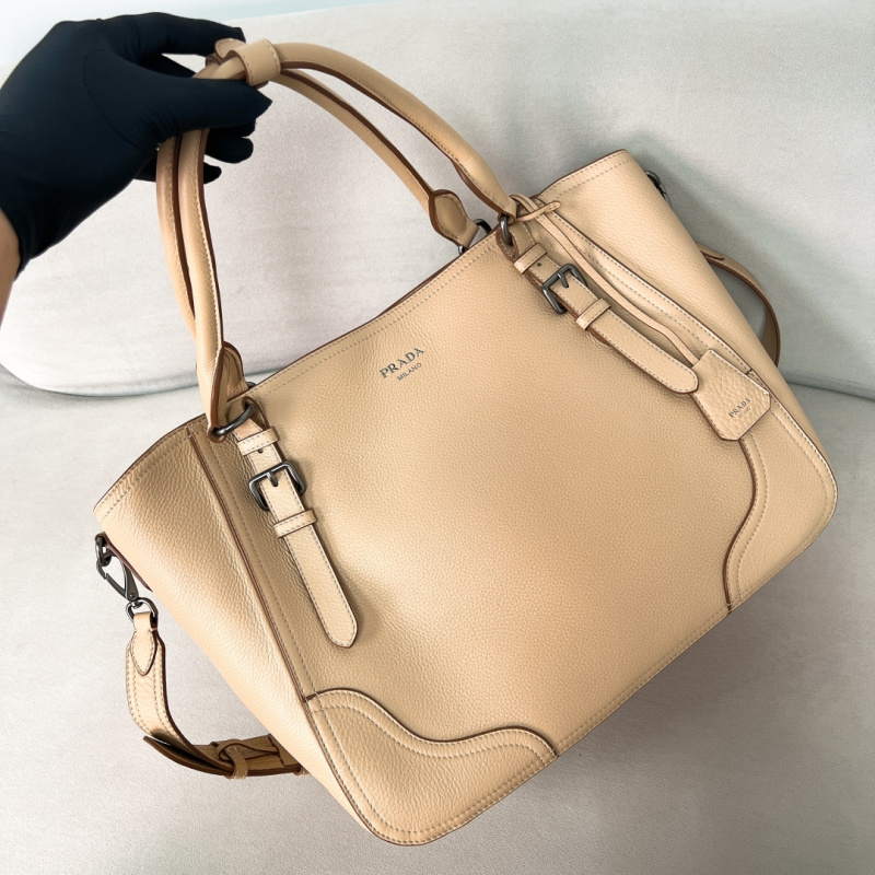 Кожаная сумка Prada