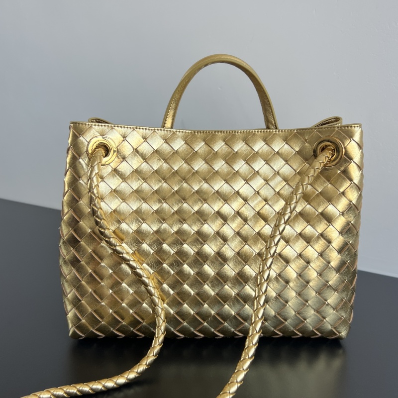 Золотая сумка Bottega Veneta с плетением