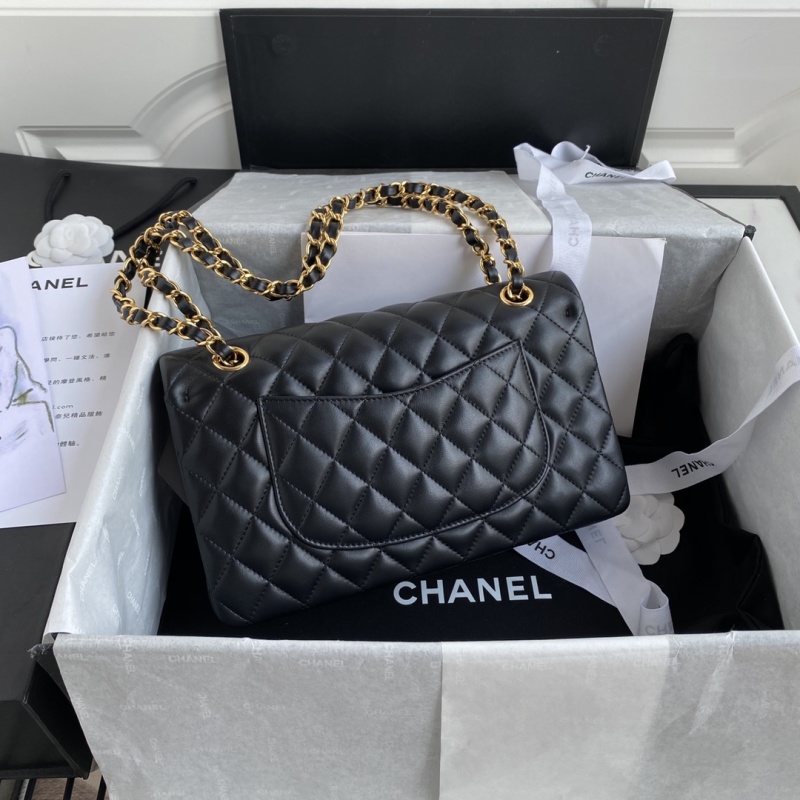 Черная кожаная сумка Chanel с золотой фурнитурой