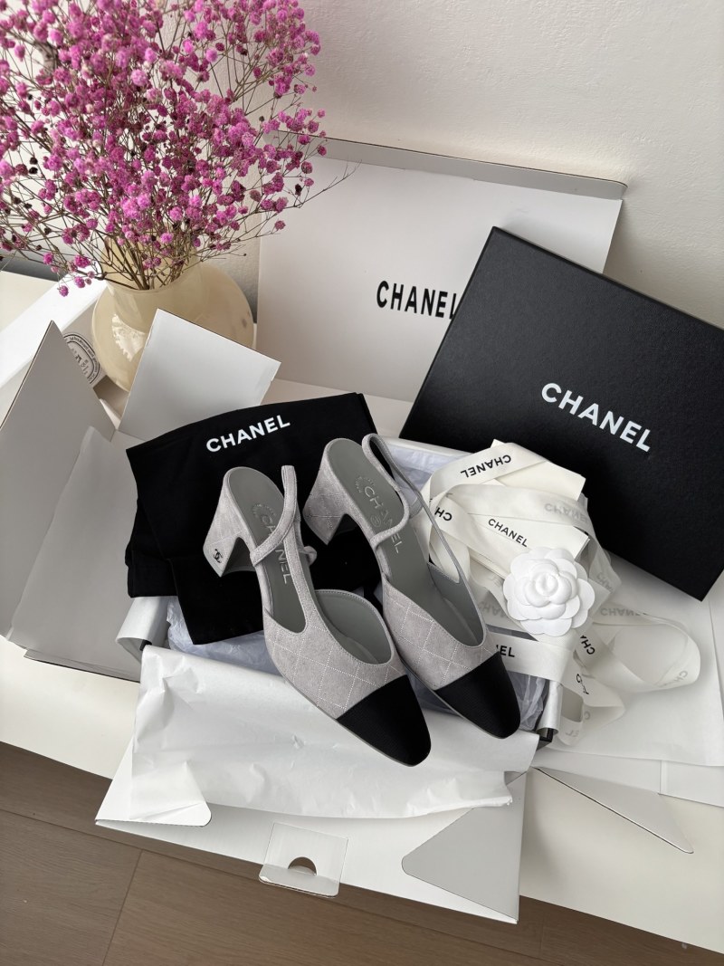 Женские туфли серебристого цвета с черным мысом на устойчивом каблуке Chanel