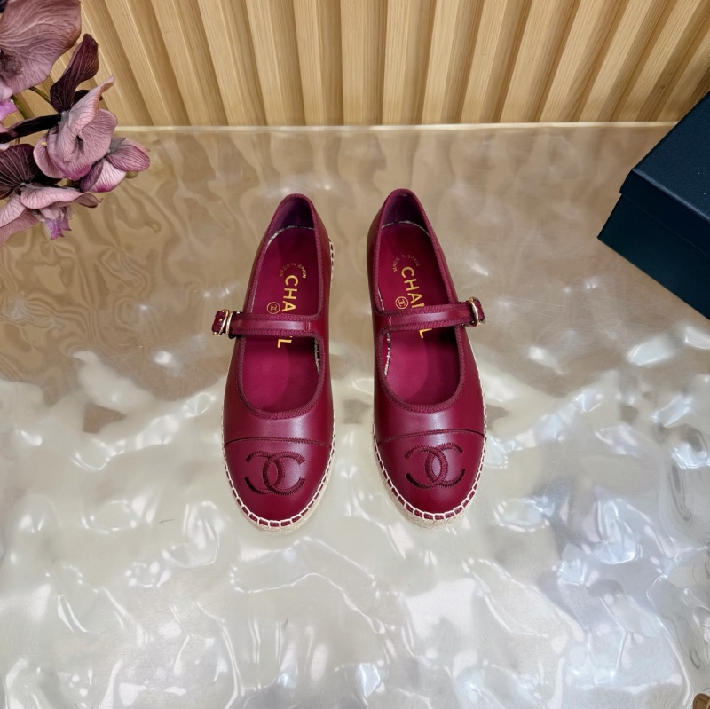 Женские кожаные лоферы с подошвой и декоративным ремешком Chanel