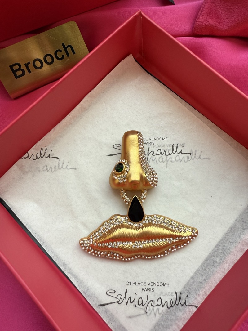 Брошь Schiaparelli в виде губ с кристаллами