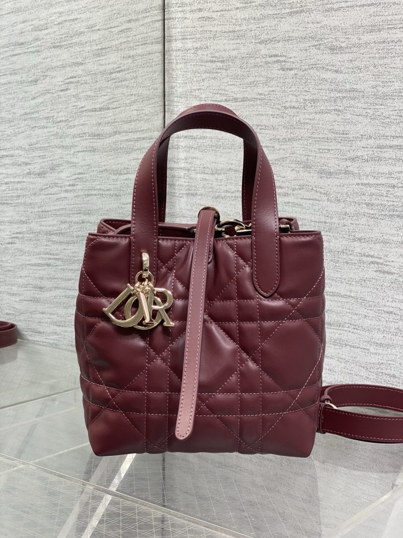 Сумка Dior с кисточкой и плечевым ремнем