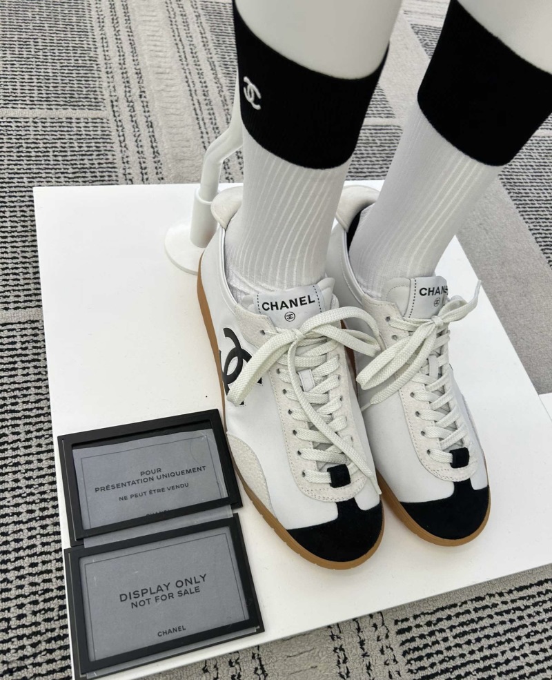 Женские кроссовки Chanel белого цвета