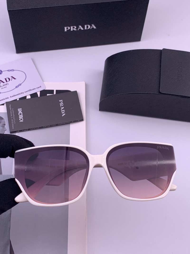 Солнцезащитные очки Prada P5575