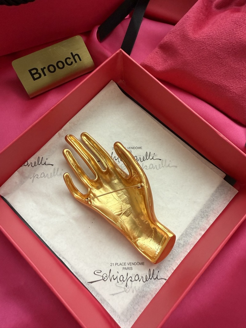 Брошь в виде руки Schiaparelli