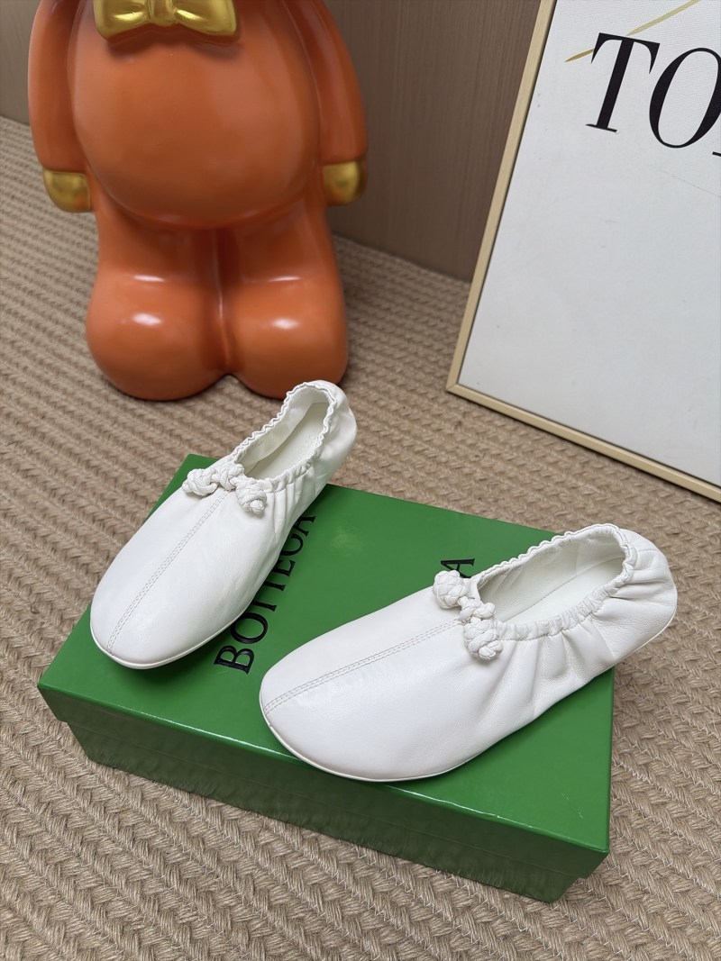 Женские балетки Bottega Veneta белого цвета