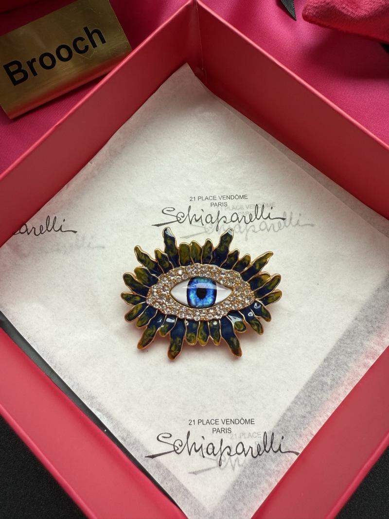 Брошь Schiaparelli в виде глаза