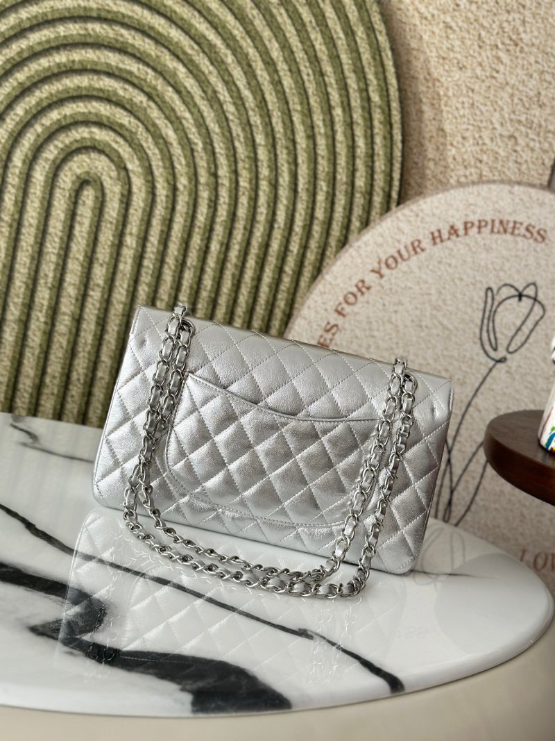 Женская серебряная сумка с квадратной прострочкой Chanel
