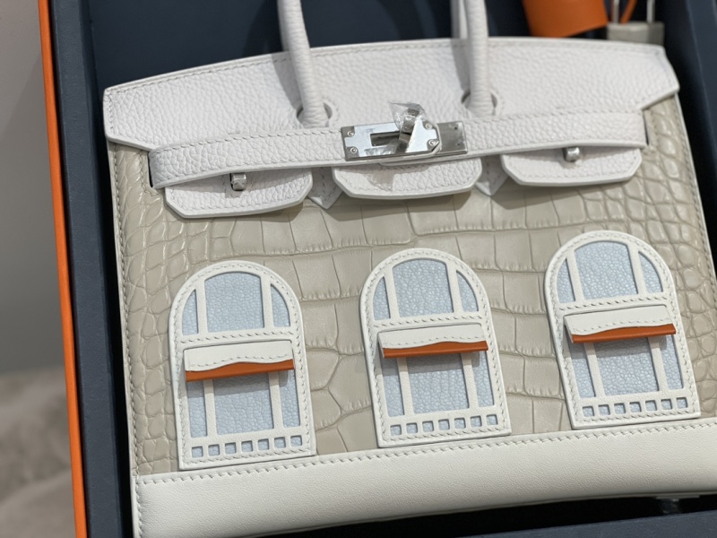 Мини-сумка белого цвета с декором в виде окон и серебряной фурнитурой Hermès