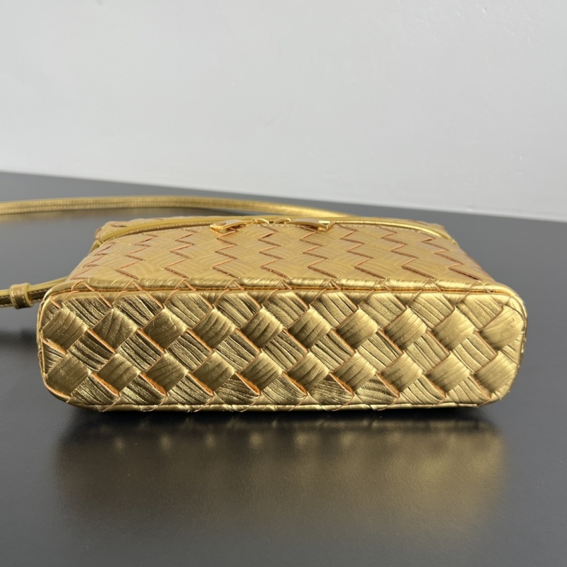 Плетеная косметичка Bottega Veneta золотого цвета