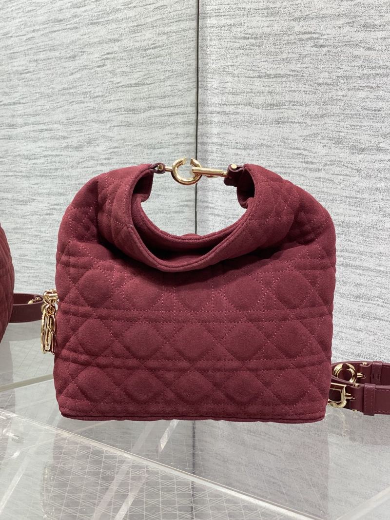 Сумка Dior красного цвета стеганая