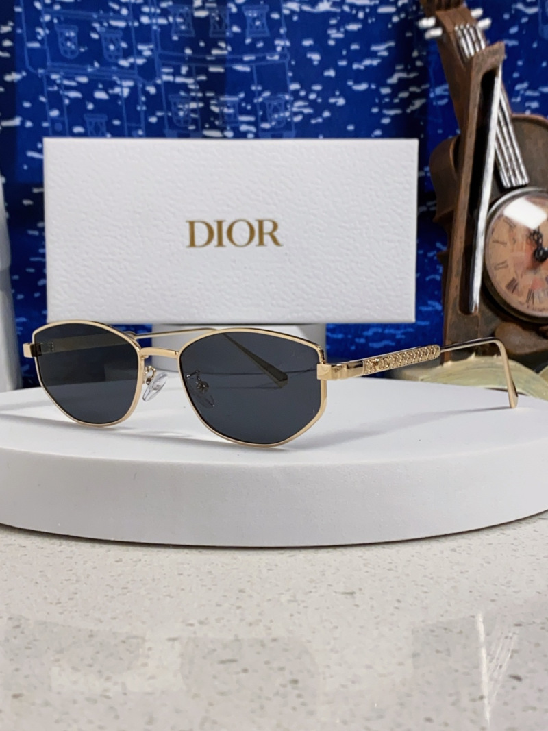 Солнцезащитные очки Dior в золотой оправе