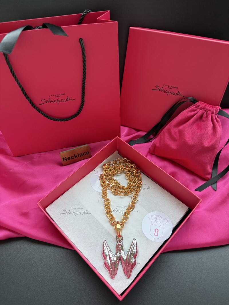 Колье с подвеской в виде крыльев Schiaparelli
