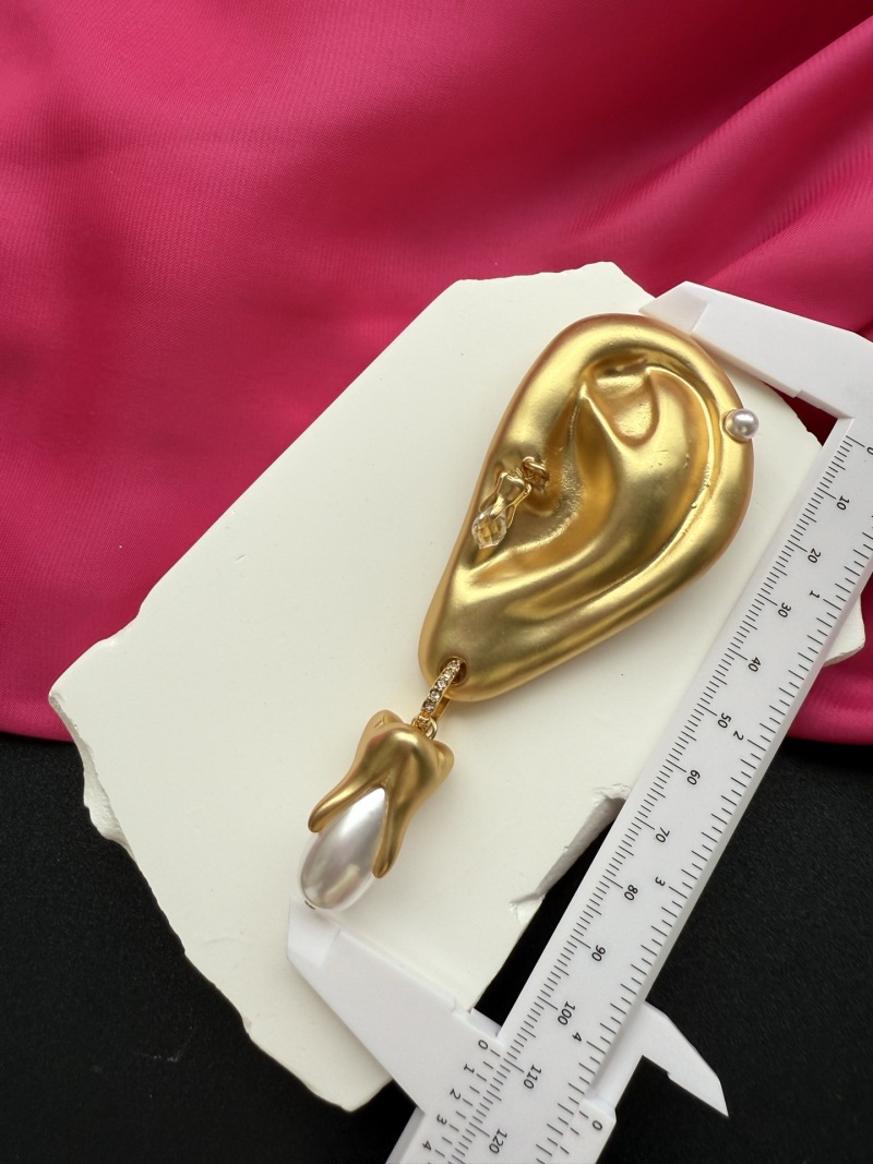 Брошь в виде уха с жемчугом Schiaparelli