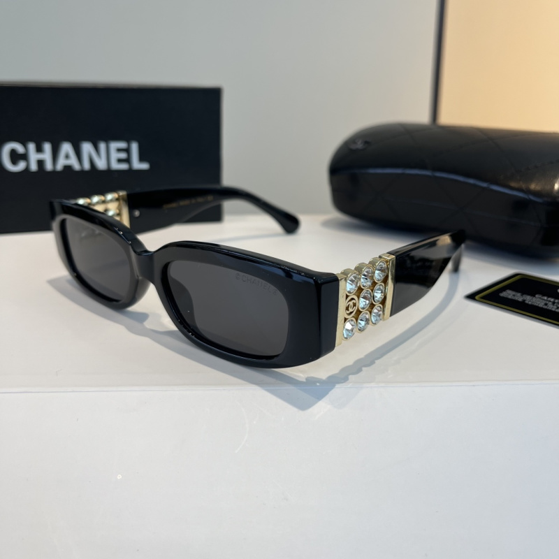 Черные солнцезащитные очки с декоративными элементами на дужках Chanel