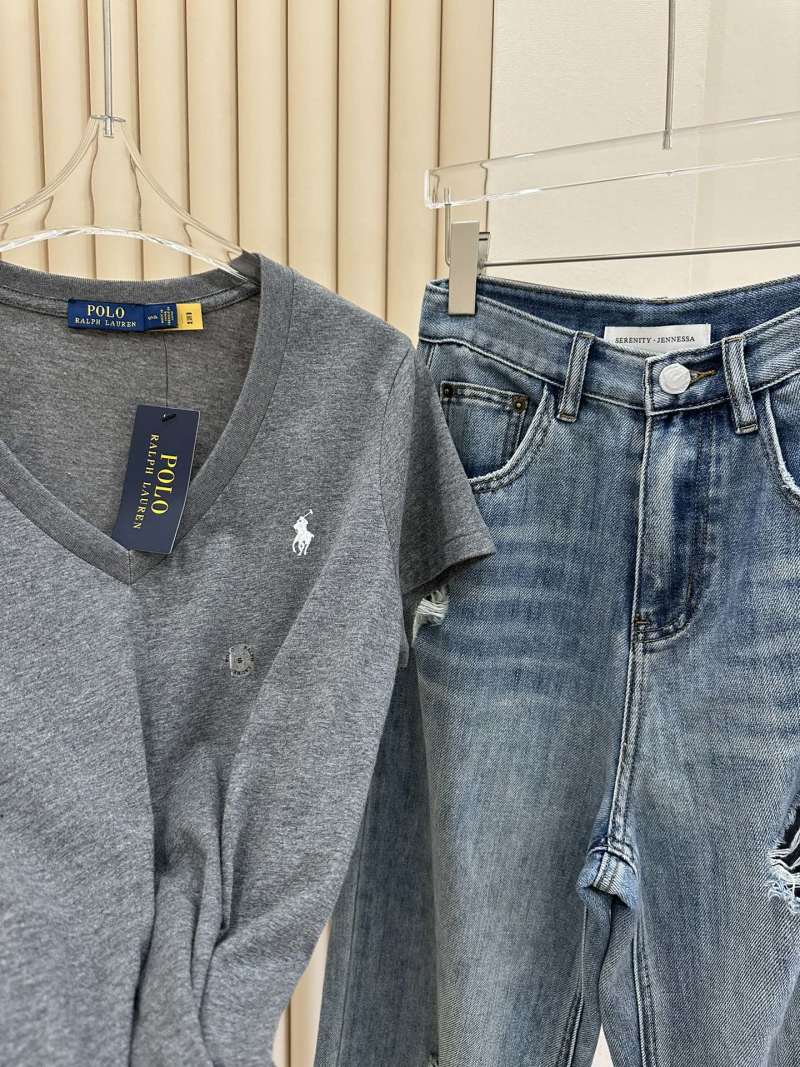 Футболка серая Polo Ralph Lauren с логотипом и V-образным вырезом