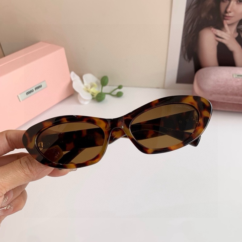 Солнцезащитные очки Miu Miu