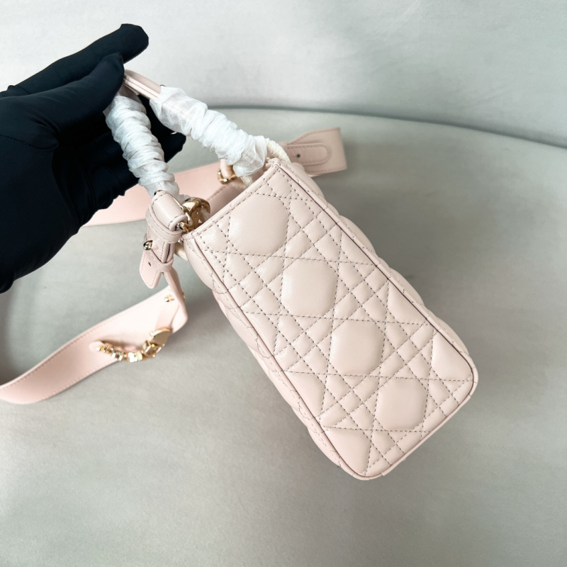 Сумка Lady Dior из кожи с золотистой фурнитурой