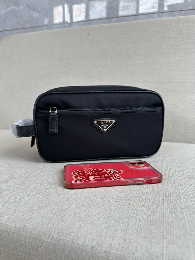 Черная сумка Prada из нейлона