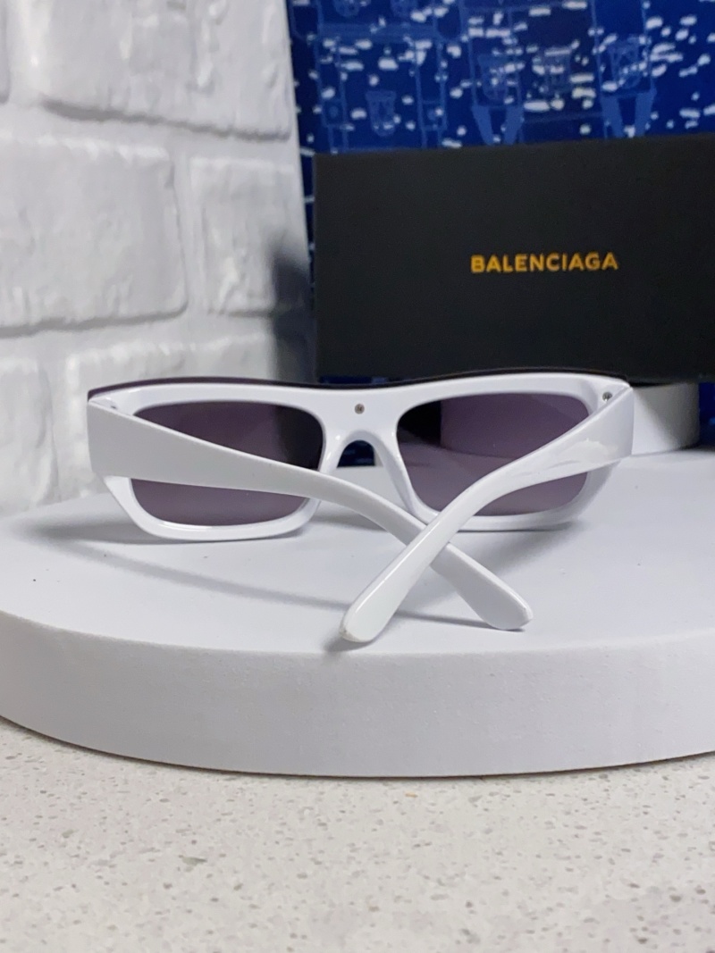 Солнечные очки Balenciaga с фиолетово-белой оправой