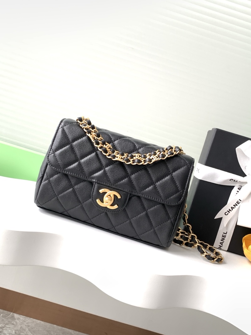 Черная сумка Chanel через плечо