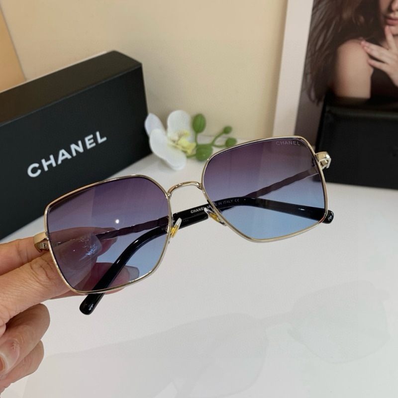 Женские солнцезащитные очки Chanel золотой оправы с градиентными линзами