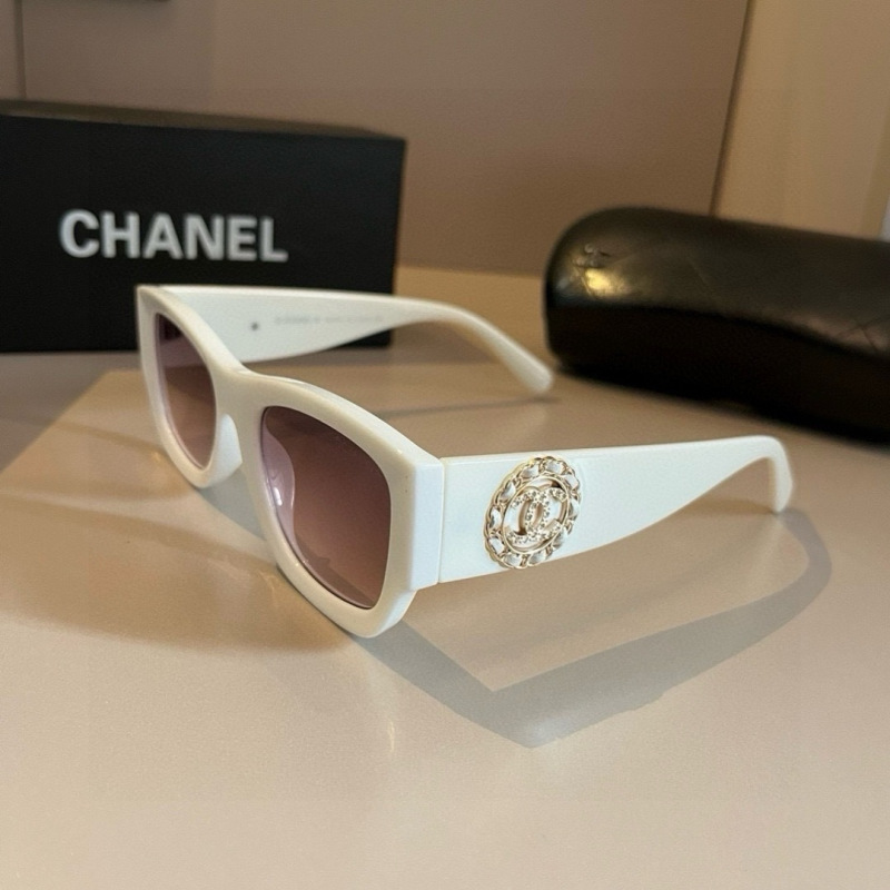 Солнцезащитные очки Chanel
