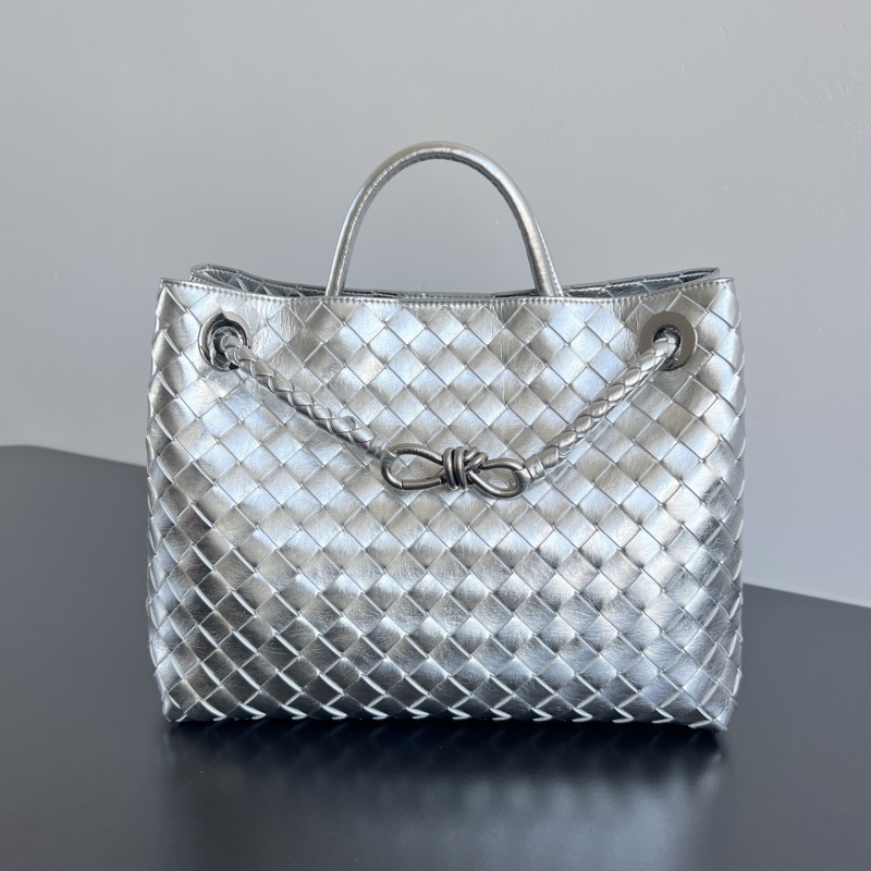 Сумка Bottega Veneta Andiamo серебристая